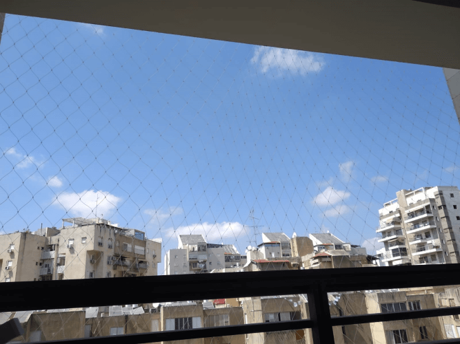 התקנת רשתות להרחקת יונים בדירה 1